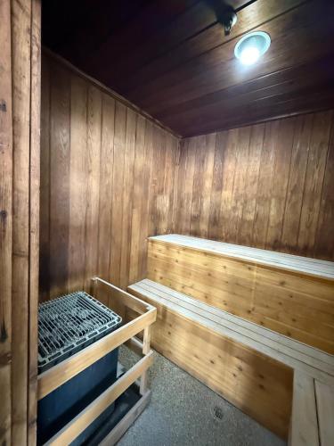 2 Queen bed room 5 minutes from Gull Lake - image 12