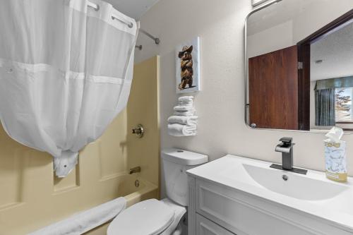2 Queen bed room 5 minutes from Gull Lake - image 9
