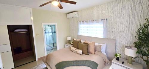 Island VYB Luxe Villa Ochi Rios With SOLAR system in เบรดนัท ฮิลล์