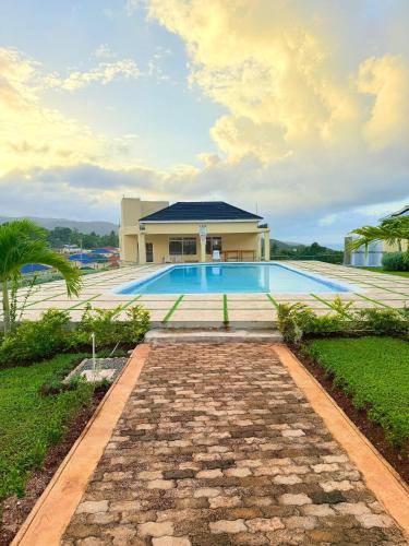 Island VYB Luxe Villa Ochi Rios With SOLAR system in เบรดนัท ฮิลล์
