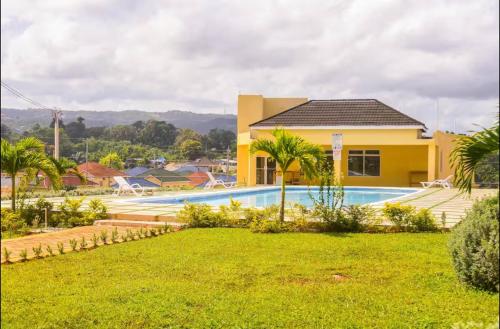 Island VYB Luxe Villa Ochi Rios With SOLAR system in เบรดนัท ฮิลล์