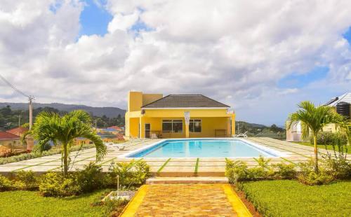 Island VYB Luxe Villa Ochi Rios With SOLAR system in เบรดนัท ฮิลล์