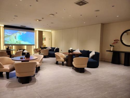 jaettu olohuone/TV alue, Ow! Hotel Boutique in Kemayoran