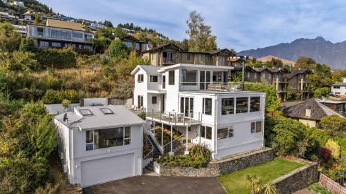Queenstown Hill House - Full House Studio & Apartment - image 2
