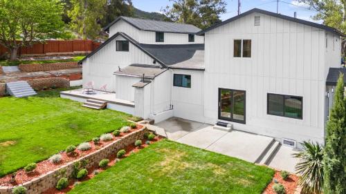 Spacious Modern Farmhouse Retreat with Two Kitchens and Pool - Ideal for Large Groups and Families in Poway