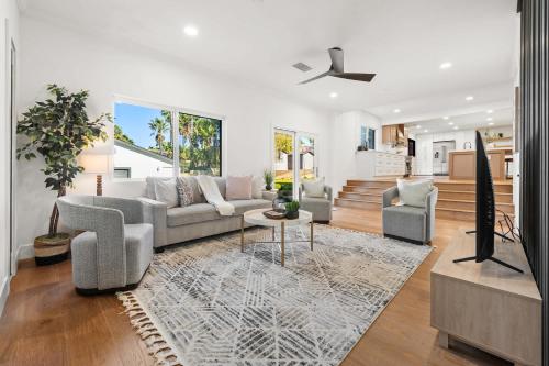 Spacious Modern Farmhouse Retreat with Two Kitchens and Pool - Ideal for Large Groups and Families in Poway
