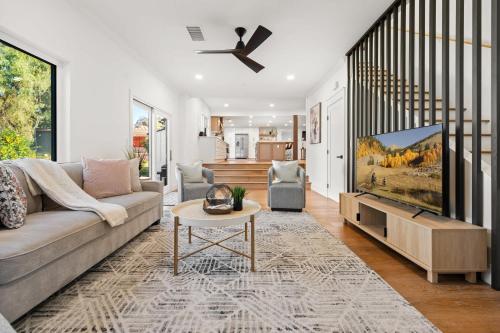Spacious Modern Farmhouse Retreat with Two Kitchens and Pool - Ideal for Large Groups and Families in Poway
