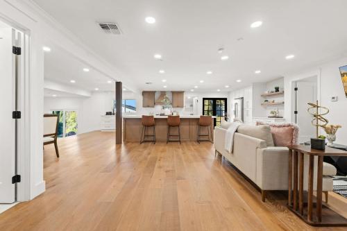 Spacious Modern Farmhouse Retreat with Two Kitchens and Pool - Ideal for Large Groups and Families in Poway
