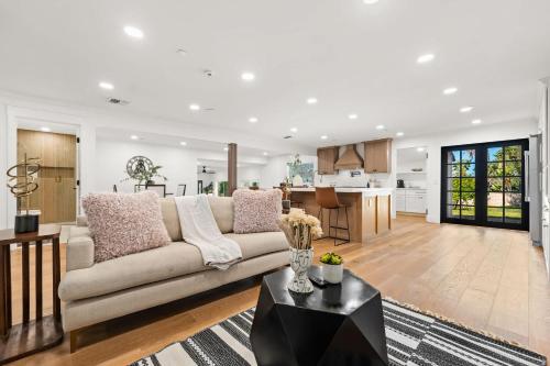 Spacious Modern Farmhouse Retreat with Two Kitchens and Pool - Ideal for Large Groups and Families in Poway