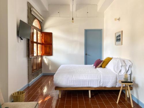 AMPARO · Spacious Home with Double Parking