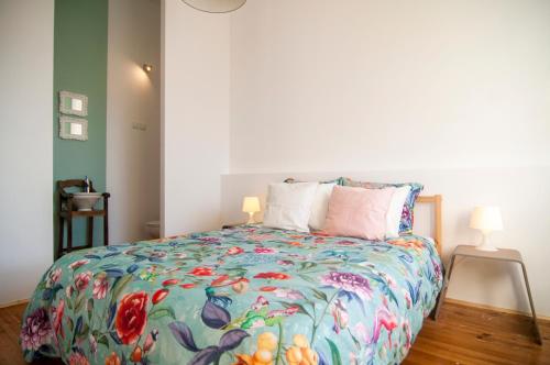  The Black Kitten in Caldas da Rainha