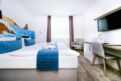 1 queen bed, 1 twin bed