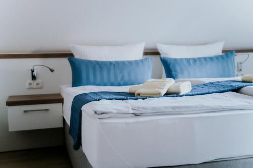 1 queen bed, 1 double bed