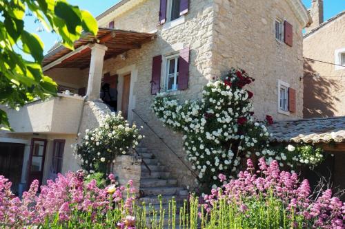 Le Clos Lau-Tave Charming 110 m Provençal home with private garden (Le Clos Lau-Tave Charming 110 m Provencal home with private garden) in Simiane-la-Rotonde