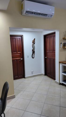 Beautiful newly refurbished 2 bedroom 2 Bathroom 2nd floor condo in La Garita Nueva