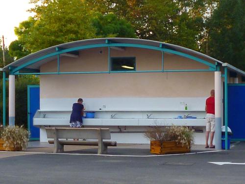 Camping de Tournus - Drole de cabane - image 6