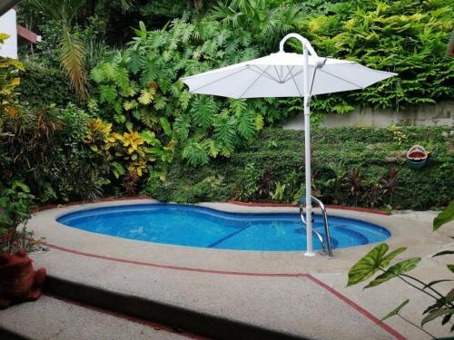 Casa Colibri con piscina entre Bosque y Mar en Punta Leona – khách sạn tại Punta Leona