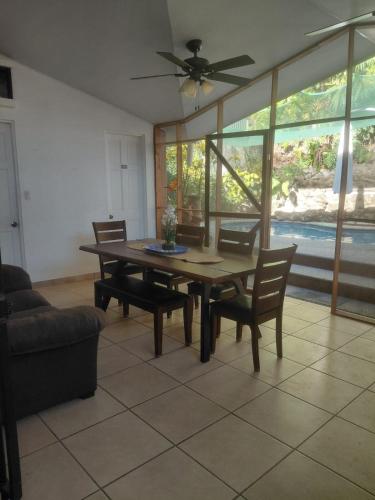 Casa Colibri con piscina entre Bosque y Mar en Punta Leona in Herradura