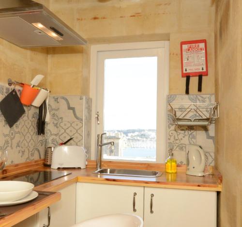 Deluxe Double Room with Balcony and Sea View image 6