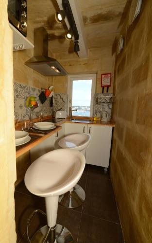 Deluxe Double Room with Balcony and Sea View image 7