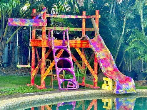 Backpacker Bunks and Queen Pool Clifton Beach in Playa Kewarra