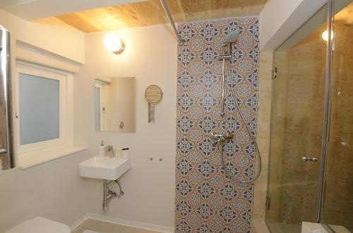 Deluxe Double Room image 3