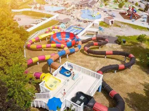 Famous Sun Restreat Resort & Lake Erie Beach, Steps to Beach with Beach View, 30 KM to Niagara Falls in Kristalbīča (ON)