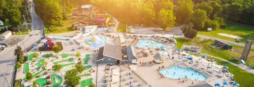 Famous Sun Restreat Resort & Lake Erie Beach, Steps to Beach with Beach View, 30 KM to Niagara Falls in Kristalbīča (ON)