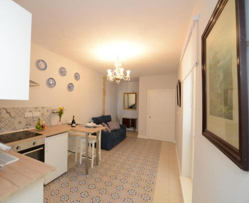 Deluxe Double Room with Side Sea View image 2