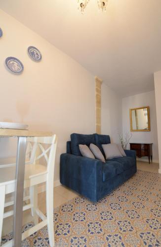 Deluxe Double Room with Side Sea View image 3