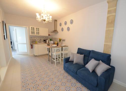 Deluxe Double Room with Side Sea View image 4