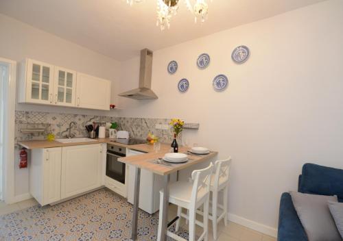 Deluxe Double Room with Side Sea View image 5