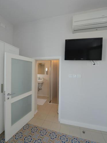 Deluxe Double Room with Side Sea View image 8