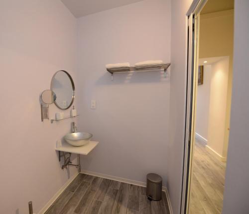 Standard King Room image 5