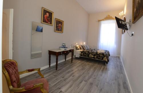 Standard King Room image 3