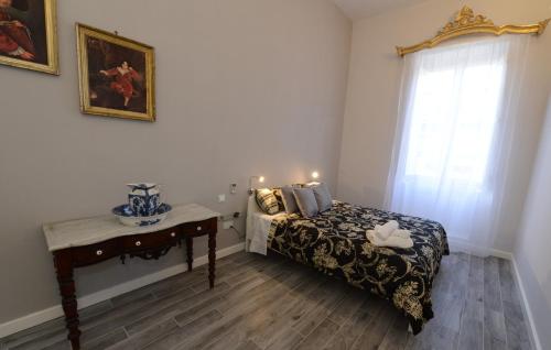 Standard King Room image 2