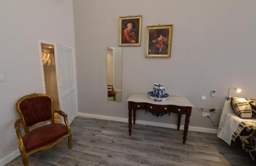 Standard King Room image 1