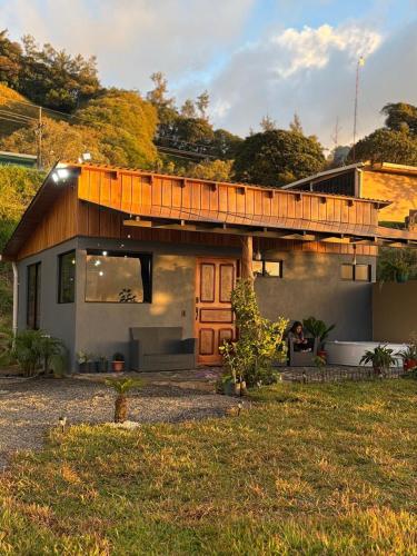 Cedrela & Pine, romantic forest getaway in Los Tornos
