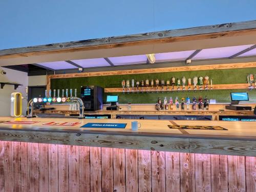 Beachcomber, Two bed Chalet on Sunbeach Holiday Park - Sleeps 4, pet friendly, FREE pool and entertainment passes included - plus WiFi - only 300m from the beach! 4
