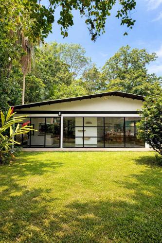 Luxury Riverfront House 3BR BBQ Jungle views & walk to river – khách sạn tại Damas