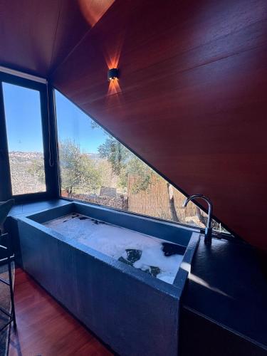 BLACKBIRD - Luxury Treehouse - Private Escape with Hot Tub and Pool in Khenchara