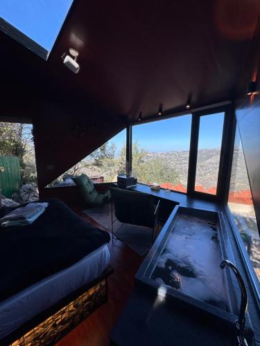 BLACKBIRD - Luxury Treehouse - Private Escape with Hot Tub and Pool in Khenchara