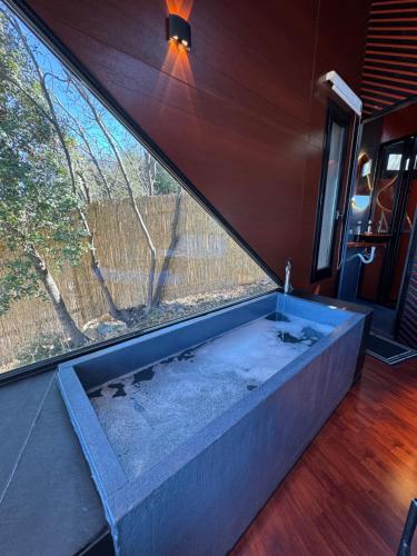 BLACKBIRD - Luxury Treehouse - Private Escape with Hot Tub and Pool in Khenchara