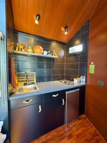 BLACKBIRD - Luxury Treehouse - Private Escape with Hot Tub and Pool in Khenchara