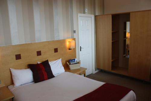 The Warwick Arms Hotel - image 11
