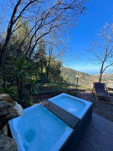 MONKEY MANSION - Luxury Treehouse - Private Escape with outdoor hot Tub in Khenchara