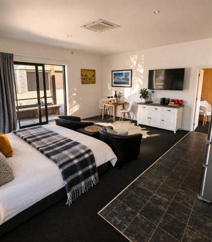 Mountain Views & Morning Coffee - Stylish Wanaka Studio Retreat in Albert Town