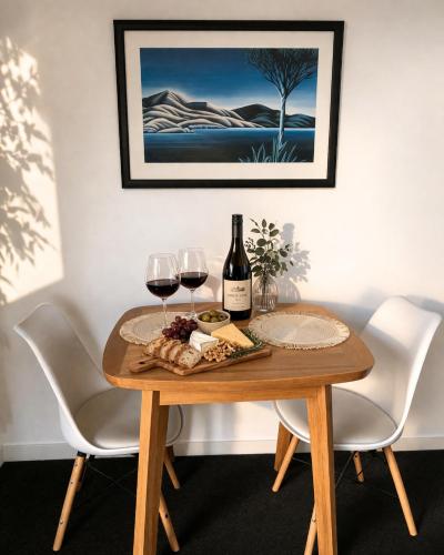 Mountain Views & Morning Coffee - Stylish Wanaka Studio Retreat in Albert Town