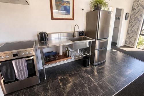 Mountain Views & Morning Coffee - Stylish Wanaka Studio Retreat in Albert Town
