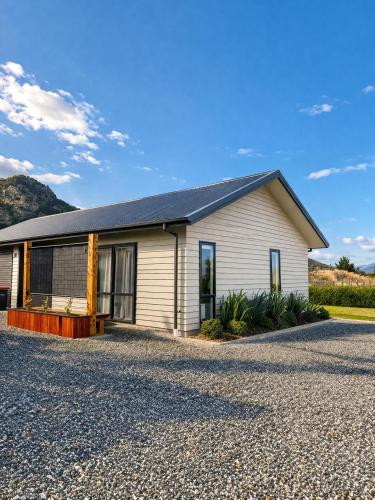 Mountain Views & Morning Coffee - Stylish Wanaka Studio Retreat in Albert Town